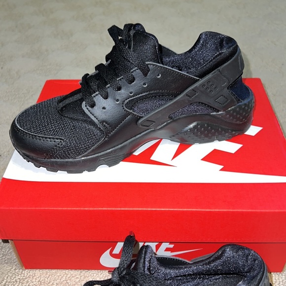 Women’s Nike Huarache Black - Picture 2 of 3